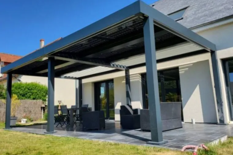 Pergola solaire en aluminium avec lames orientables 